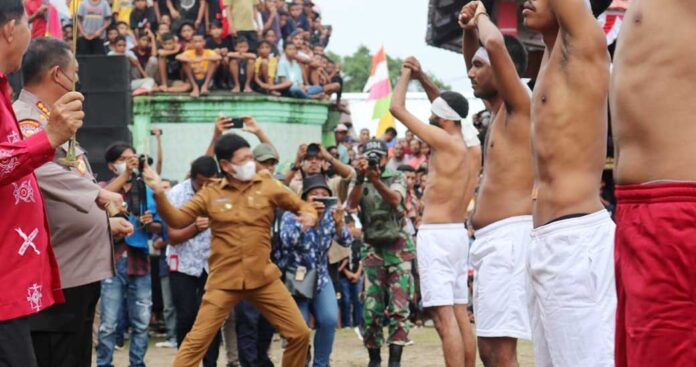 pejabat sekda mal tradisi pukul sapu lidi
