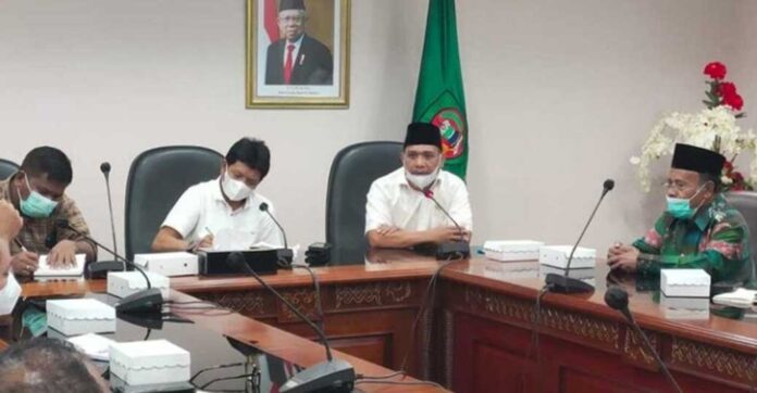 pejabat sekda rapat bahas bantuan konflik haruku