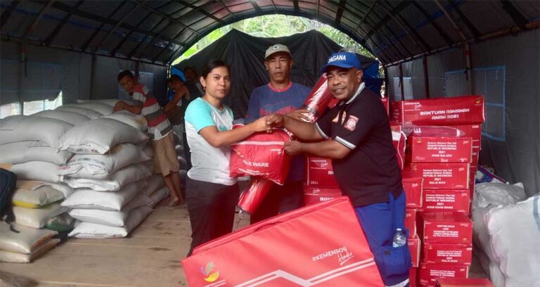 Dinsos Maluku Salurkan Bantuan ke Pengungsi Kariu, Sempat Terkendala Ini