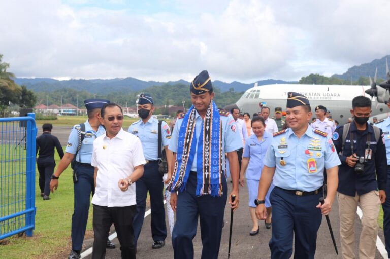 Wagub Orno Sambut Kedatangan Pangkoopsud III Marsda TNI Age Wiraksono Wagub Orno Sambut Kedatangan Pangkoopsud III Marsda TNI Age Wiraksono