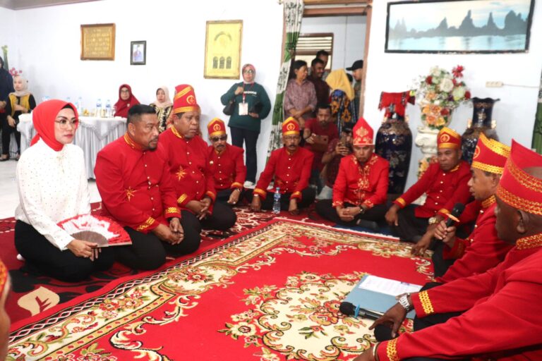 Gubernur Murad Kembali Dianugerahi Gelar Adat Badingil Mas Gubernur Murad Kembali Dianugerahi Gelar Adat Badingil Mas