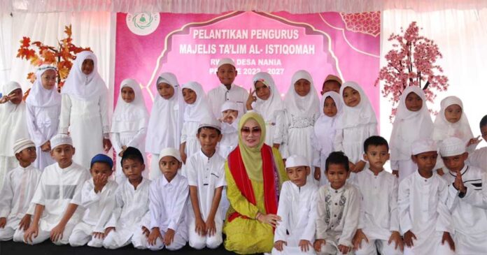 widya pratiwi lantik pengurus mt al istiqomah