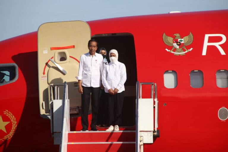 Gubernur Murad Bersama Istri Turut Serta Dampingi Presiden Jokowi dan Ibu Iriana Menuju Ambon Gubernur Murad Bersama Istri Turut Serta Dampingi Presiden Jokowi dan Ibu Iriana Menuju Ambon