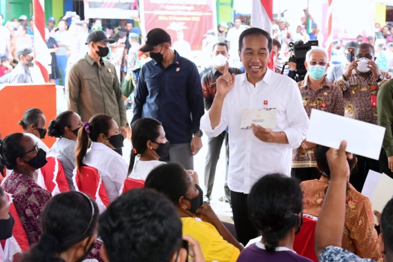 Presiden Jokowi Tinjau Penyerahan Bantuan Sosial di Kepulauan Aru Presiden Jokowi Tinjau Penyerahan Bantuan Sosial di Kepulauan Aru