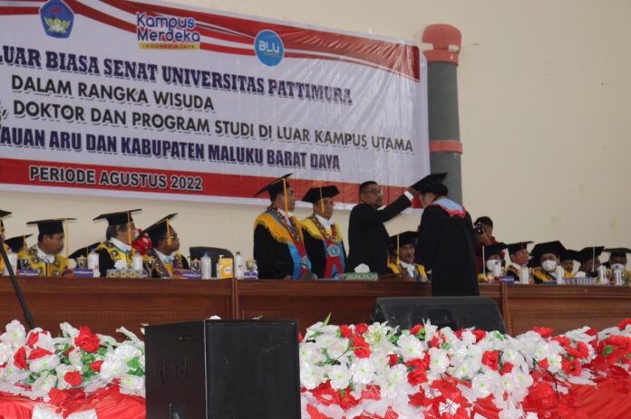 pake wisuda ini