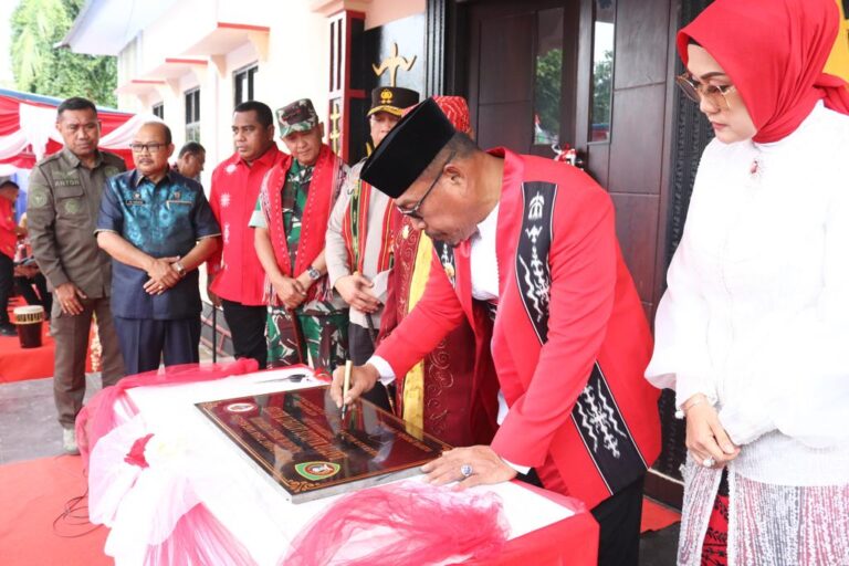 Gubernur Murad Resmi Kantor Majelis Latupati Gubernur Murad Resmi Kantor Majelis Latupati