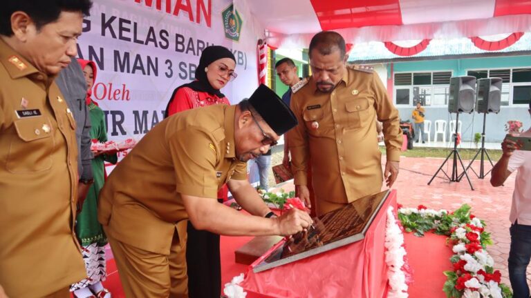 Penandatanganan Prasasti, Gubernur Maluku Resmikan Gedung RKB Penandatanganan Prasasti, Gubernur Maluku Resmikan Gedung RKB