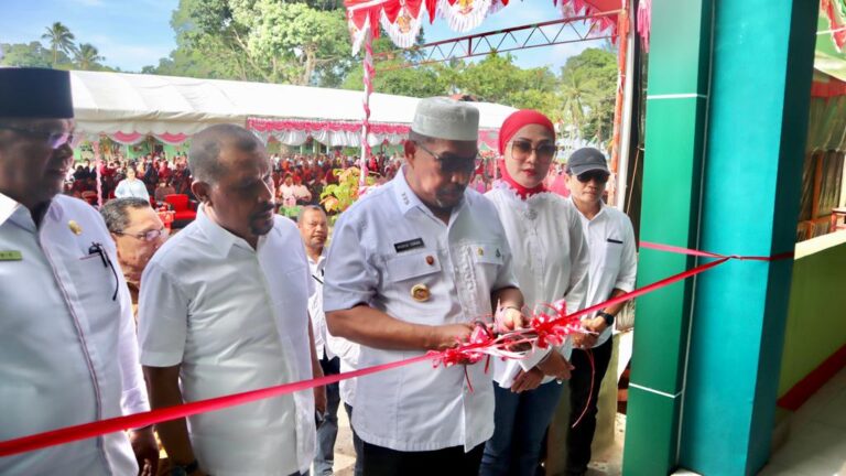 Kunker ke Gorom, Gubernur Maluku Resmikan RKB MAN 3 SBT Kunker ke Gorom, Gubernur Maluku Resmikan RKB MAN 3 SBT