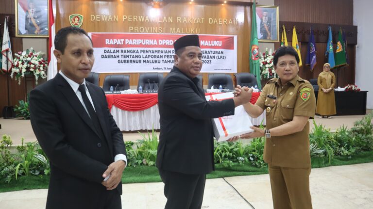 Pj Gubernur Maluku Serahkan LPJ Pelaksanaan APBD TA 2023 Kepada DPRD Promal