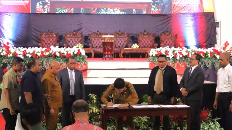 Sadali Tandatangani Kesepakatan Bersama Perguruan Tinggi Se-Maluku Sadali Tandatangani Kesepakatan Bersama Perguruan Tinggi Se-Maluku