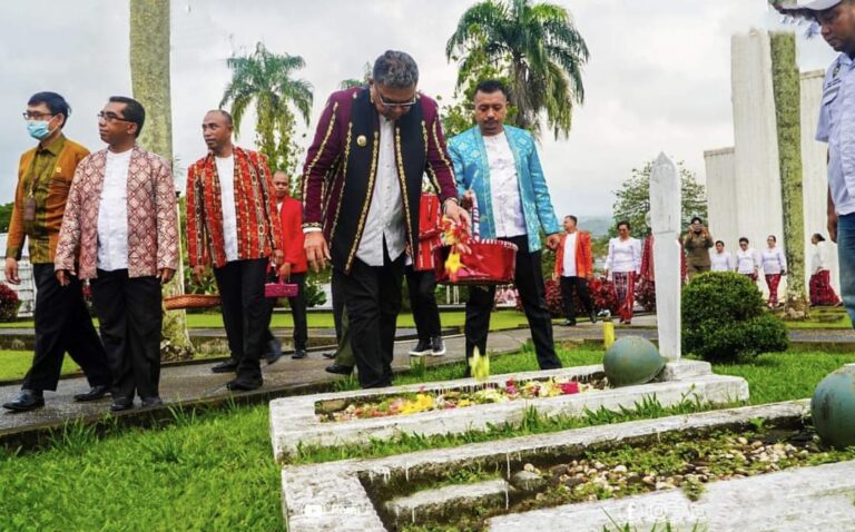Jajaran Pemkot Ziarah ke TMP Kapaha