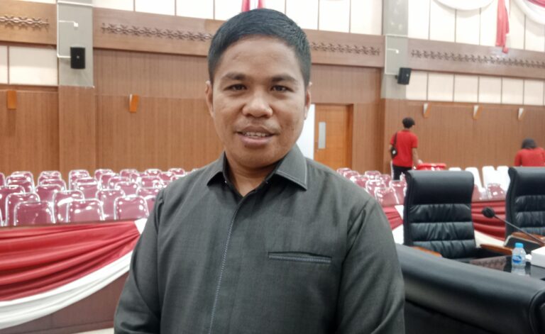 Komisi I DPRD Maluku Soroti 180 Ribu DPT Belum Memiliki e-KTP Komisi I DPRD Maluku Soroti 180 Ribu DPT Belum Memiliki e-KTP