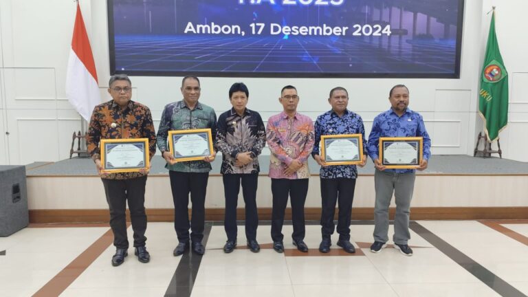 Pj Gubernur Maluku Serahkan DIPA & TKD Rp. 20,68 Triliun T.A 2025 Pj Gubernur Maluku Serahkan DIPA & TKD Rp. 20,68 Triliun T.A 2025