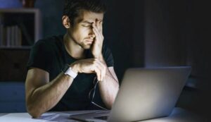 menatap layar gadget