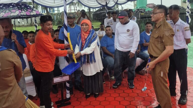 Gubernur Maluku Dorong Padat Karya Dermaga Jadi Simpul Kesejahteraan Maritim Gubernur Maluku Dorong Padat Karya Dermaga Jadi Simpul Kesejahteraan Maritim