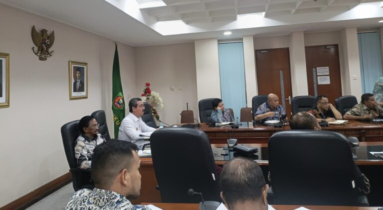 Gubernur dan Pemkab SBB Rapat Bahan PT. SIM