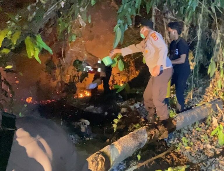 Lewat Saat Kebakaran, Kapolres SBB Turun Langsung Padamkan Karhutla di Patahuwe
